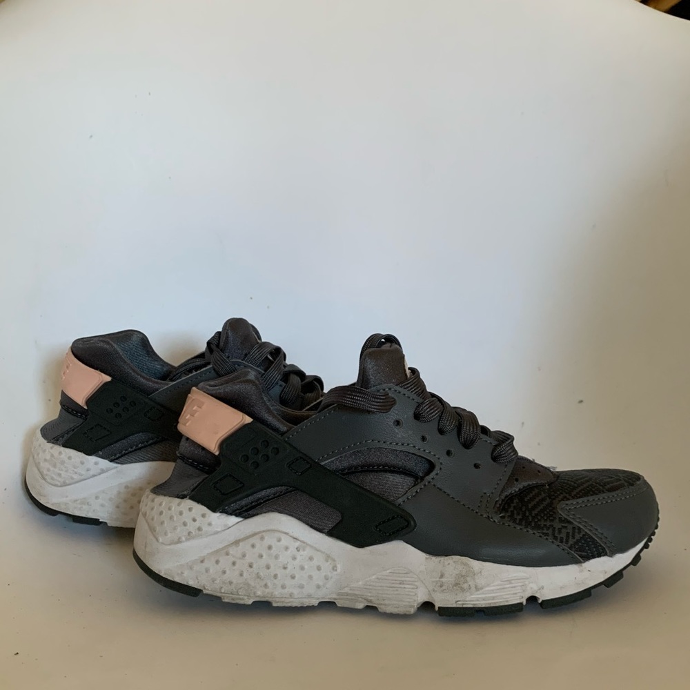 Nike Hurache dark grey/pink good condition 4Y